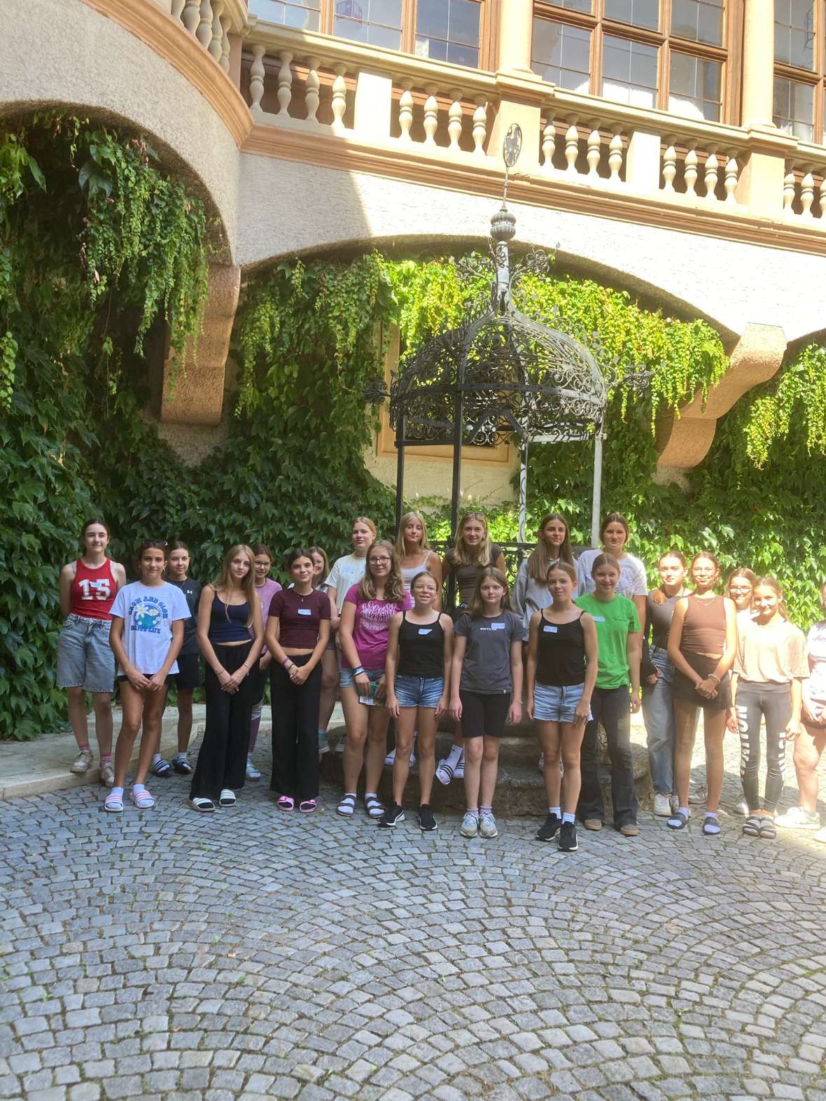 Gruppenbild im Hof 2