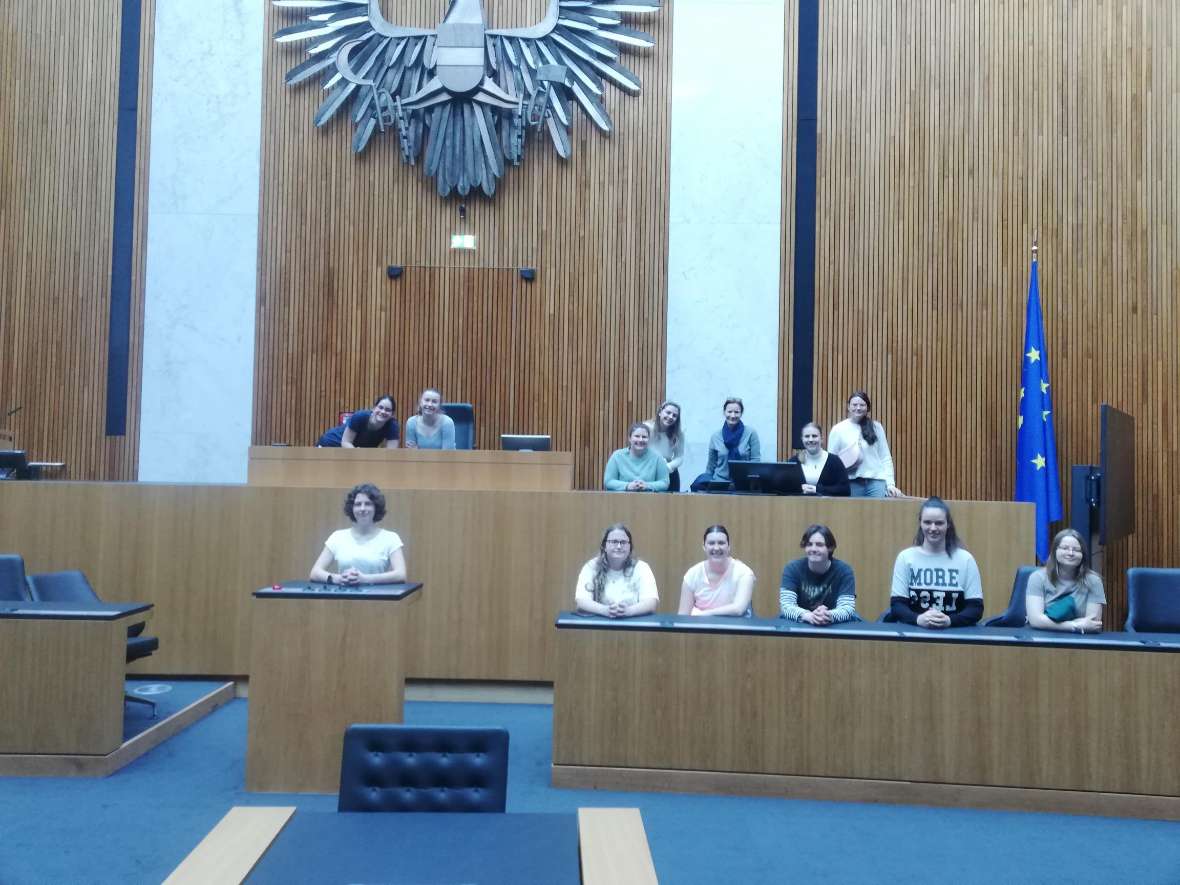 Schülerinnen im Parlament